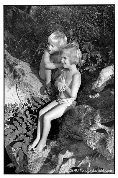 enfants au bord de l'eau - children at the water's edge